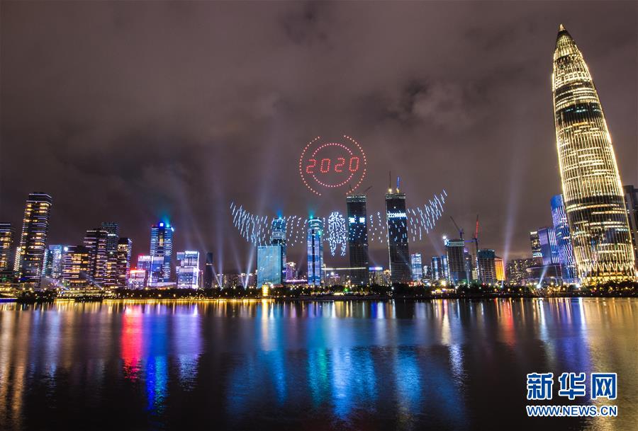 Espetáculo de luzes celebra o 40o aniversário do estabelecimento da Zona Econ?mica Especial de Shenzhen