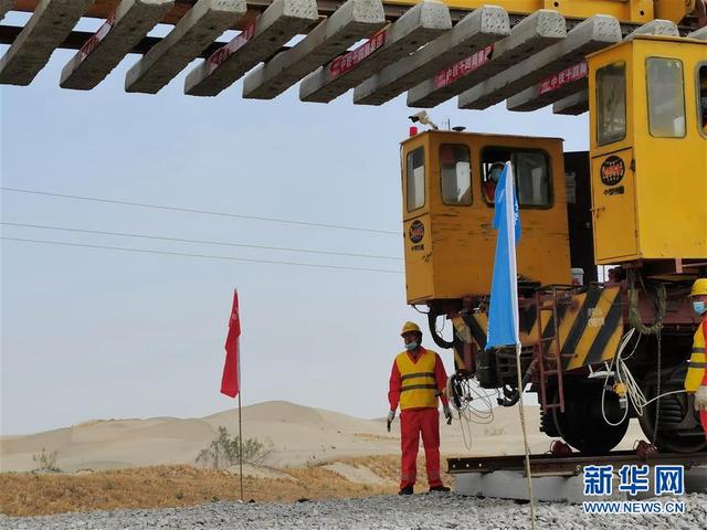 Nova ferrovia no sul de Xinjiang faz incurs?o no maior deserto da China