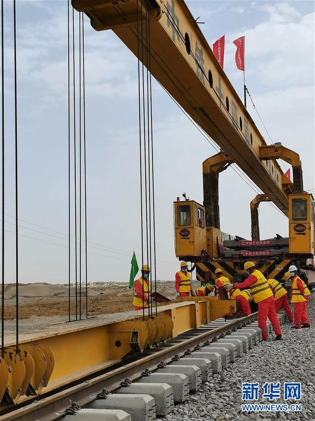 Nova ferrovia no sul de Xinjiang faz incurs?o no maior deserto da China