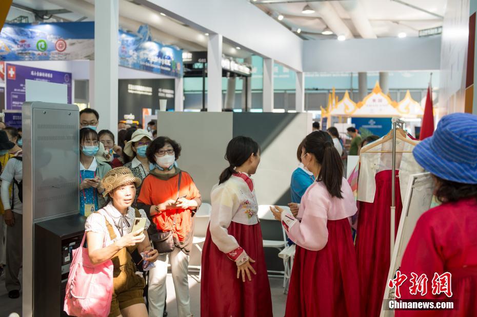 área de exposi??o de servi?os culturais da CIFTIS atrai visitantes