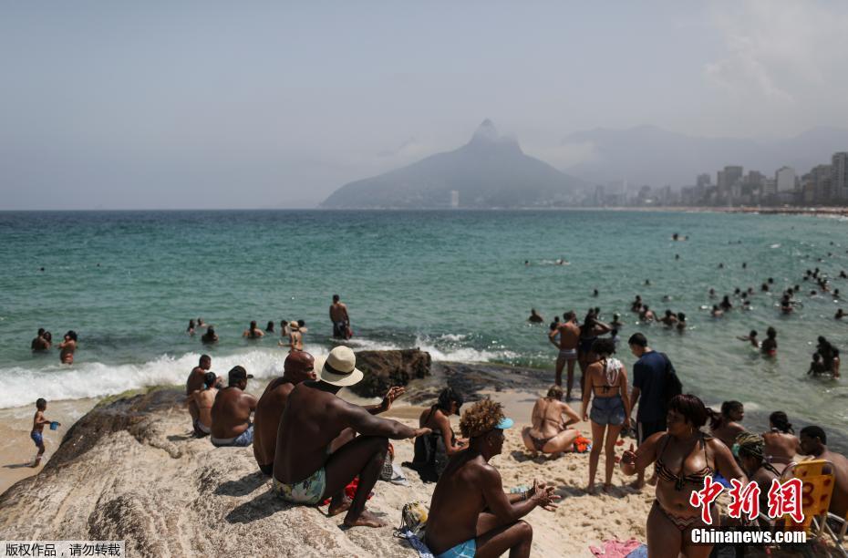 Brasileiros se reúnem na praia apesar da proibi??o da epidemia