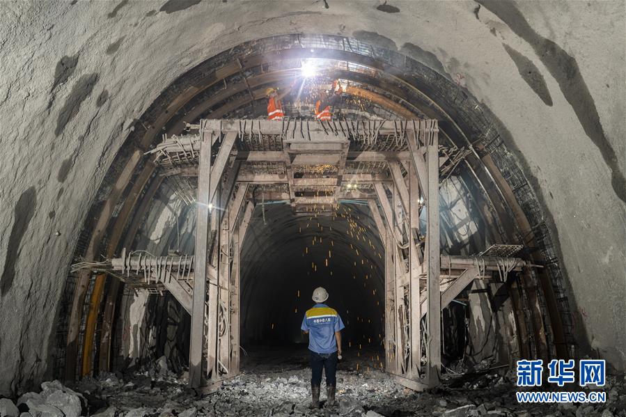 último túnel extenso da ferrovia China-Laos foi concluído