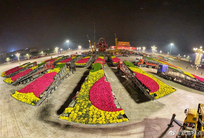 Grande cesta de flores do Dia Nacional da Pra?a Tiananmen ganha forma