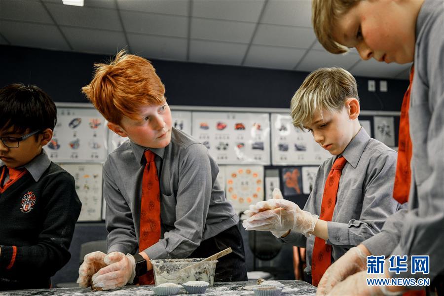 Estudantes da Nova Zelandia experienciam atividade de confe??o de bolos da lua