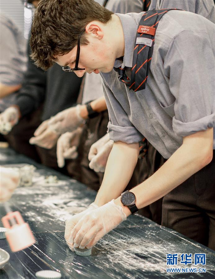 Estudantes da Nova Zelandia experienciam atividade de confe??o de bolos da lua