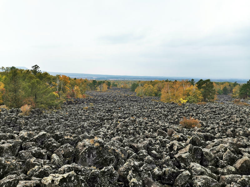 Deslumbrante cenário de outono de Wudalianchi atrai turistas
