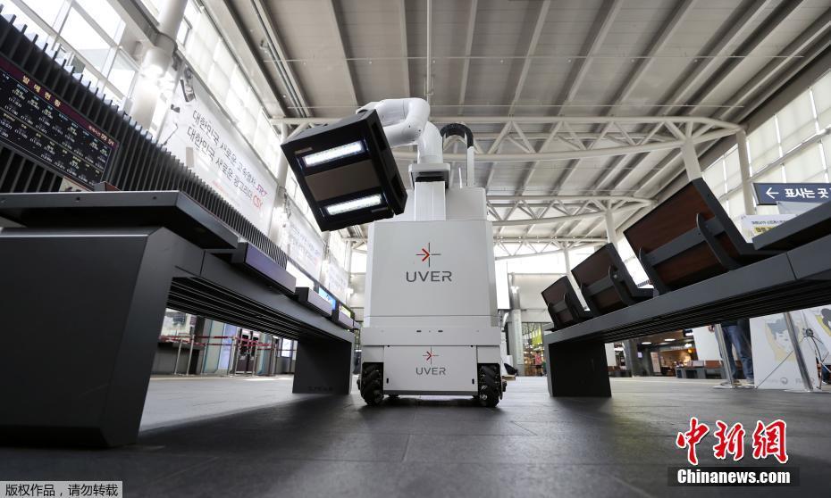 Rob?s inteligentes desinfetam os vag?es para combater coronavírus