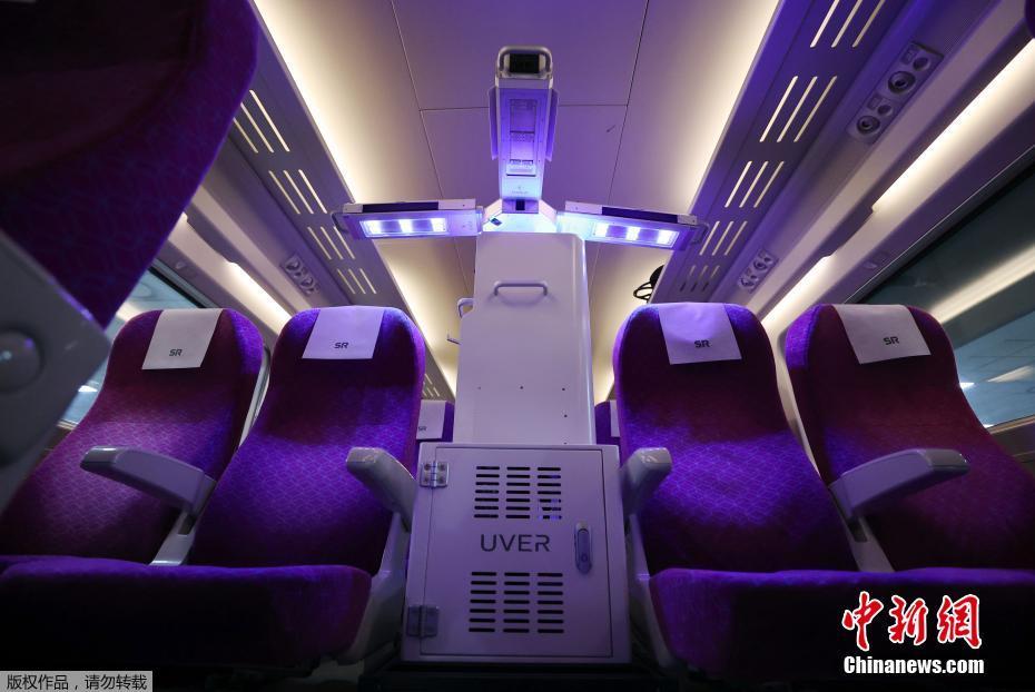 Rob?s inteligentes desinfetam os vag?es para combater coronavírus