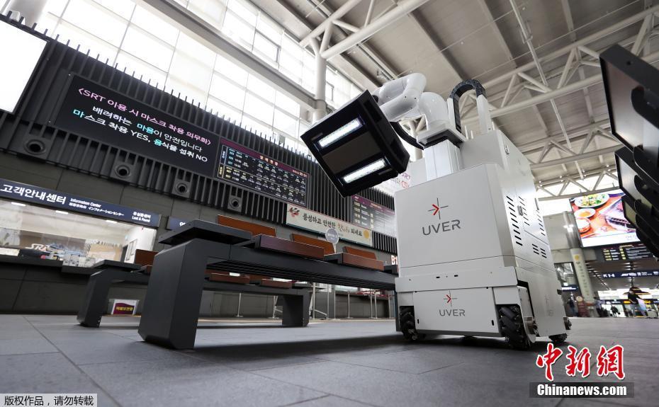 Rob?s inteligentes desinfetam os vag?es para combater coronavírus