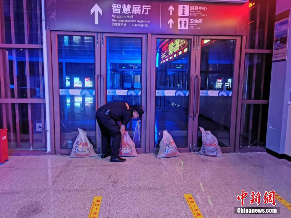 Sanya fecha pontos turísticos e escolas por tuf?o Nangka