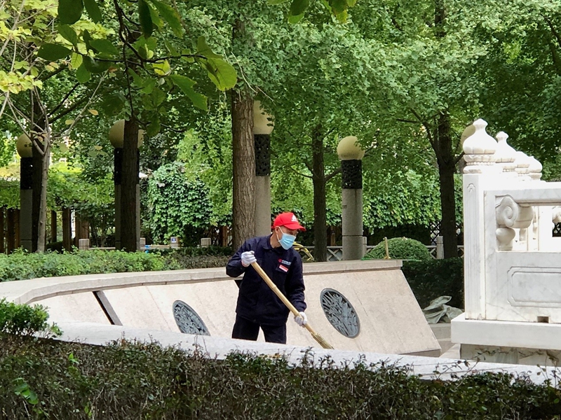 Voluntários participam de separa??o do lixo em comunidade de Beijing

