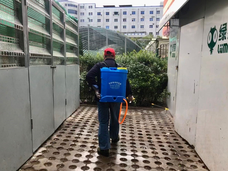 Voluntários participam de separa??o do lixo em comunidade de Beijing

