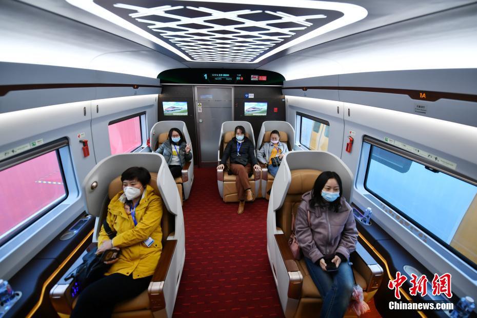 China: trem-bala de bitola variável de 400km/h deixa linha de produ??o