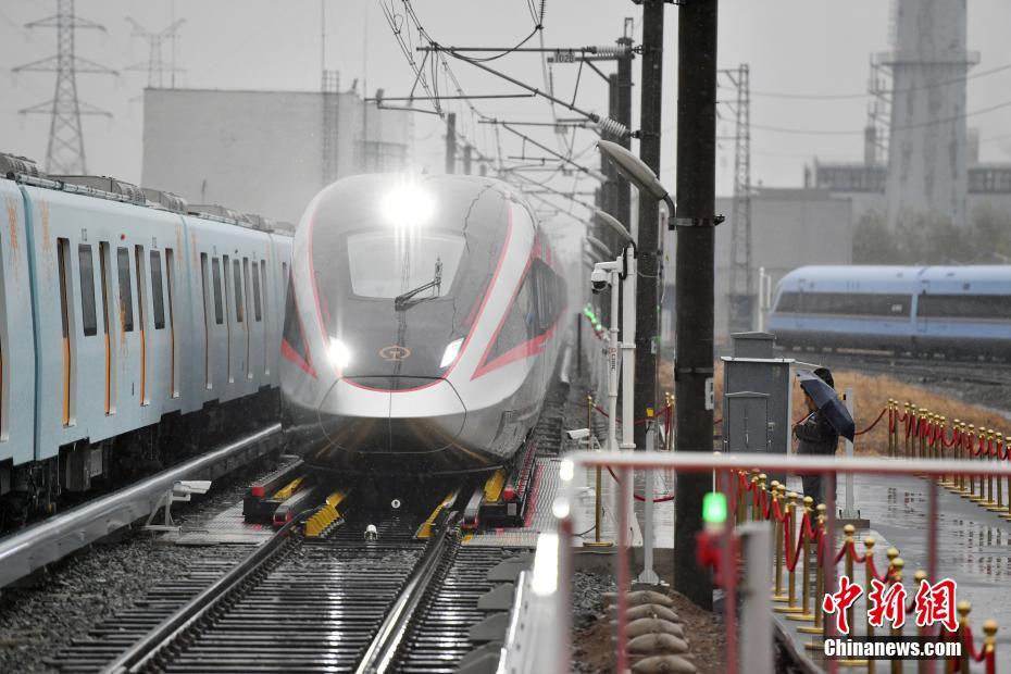 China: trem-bala de bitola variável de 400km/h deixa linha de produ??o