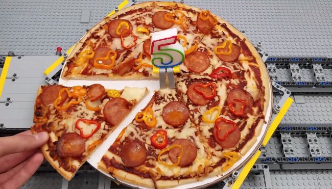 Pai e filho canadenses criam máquina de pizza com blocos de LEGO