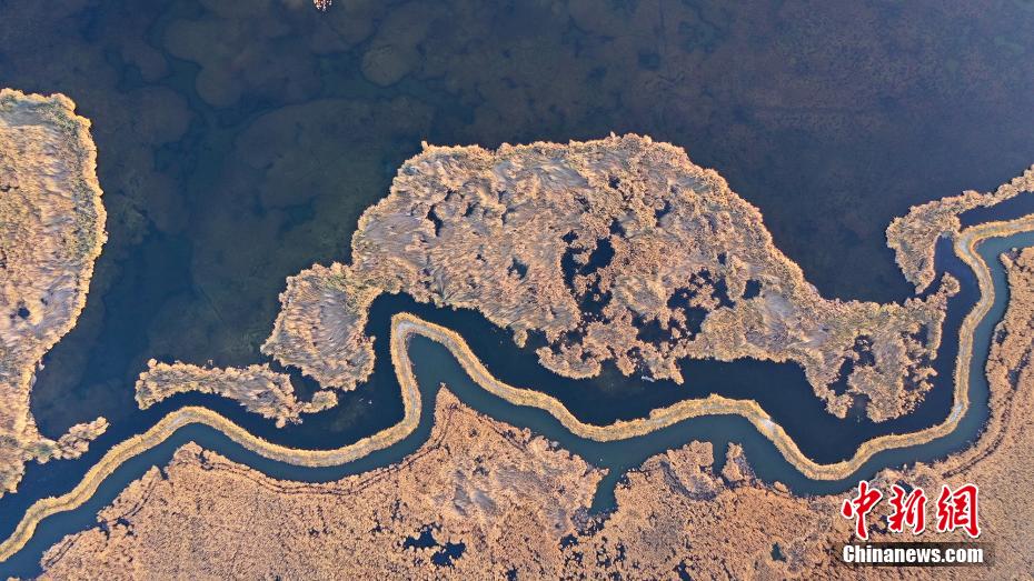 Xinjiang: paisagem outonal no Lago Bosten