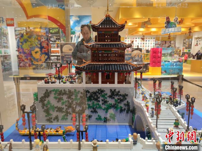 Construtor chinês monta em 760 horas atra??o turística de Guizhou com Lego