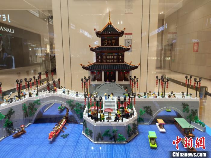 Construtor chinês monta em 760 horas atra??o turística de Guizhou com Lego