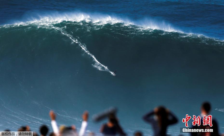 Surfistas?portugueses?desafiam ondas gigantes na Nazaré