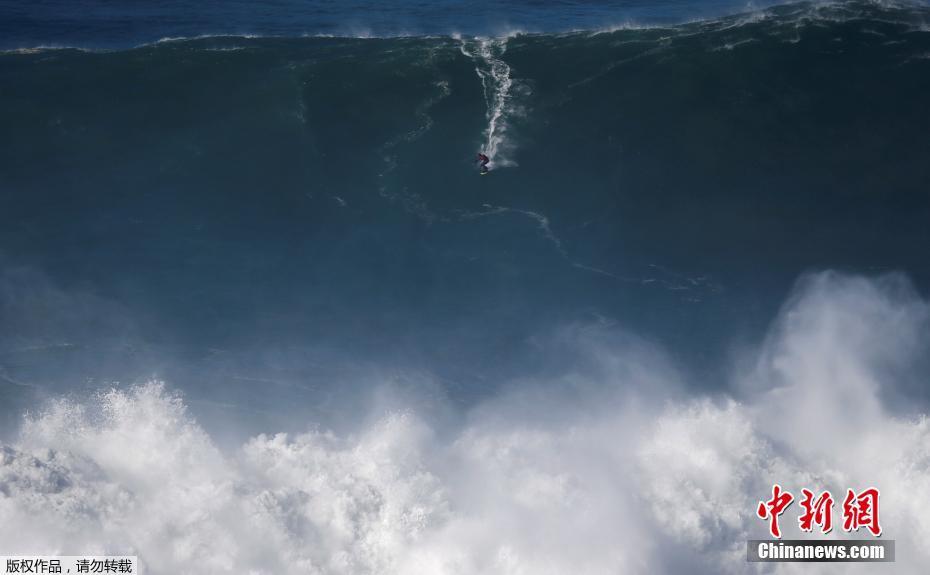 Surfistas?portugueses?desafiam ondas gigantes na Nazaré