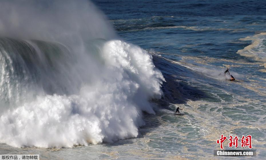Surfistas?portugueses?desafiam ondas gigantes na Nazaré