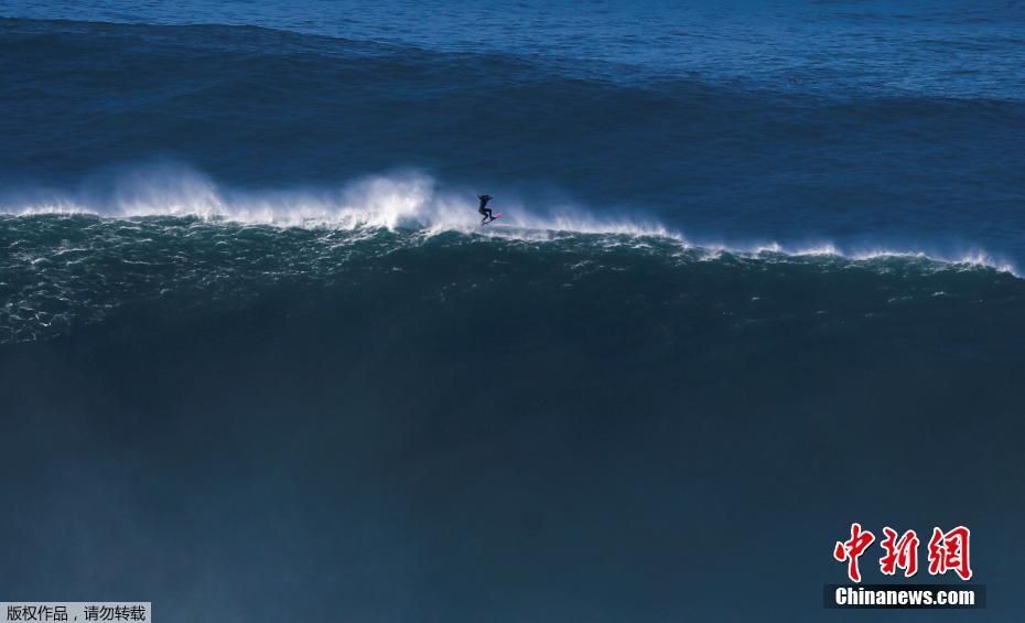 Surfistas?portugueses?desafiam ondas gigantes na Nazaré