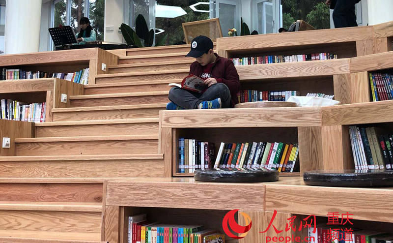 Chongqing: biblioteca instalada em área de servi?o em regi?o florestal