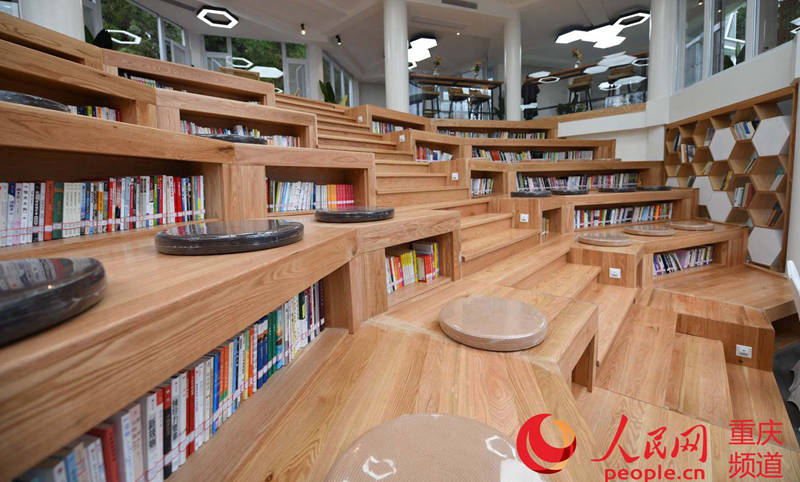 Chongqing: biblioteca instalada em área de servi?o em regi?o florestal