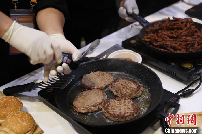 Degusta??o de alimentos atrai público na 3a Feira Internacional de Importa??o da China