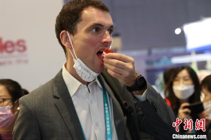 Degusta??o de alimentos atrai público na 3a Feira Internacional de Importa??o da China