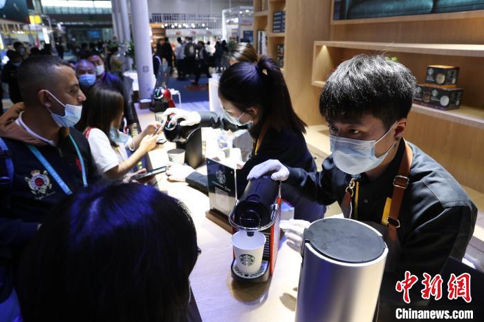 Degusta??o de alimentos atrai público na 3a Feira Internacional de Importa??o da China