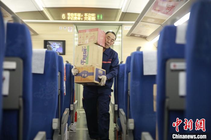 Encomendas expressas de duplo 11 s?o transportadas por trem-bala