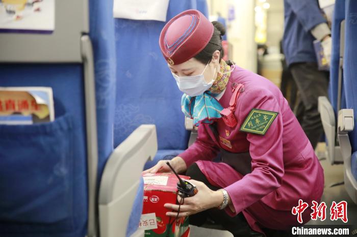 Encomendas expressas de duplo 11 s?o transportadas por trem-bala