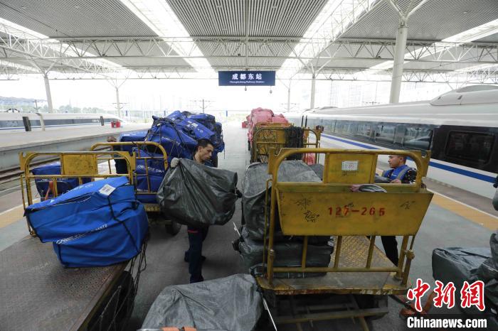 Encomendas expressas de duplo 11 s?o transportadas por trem-bala