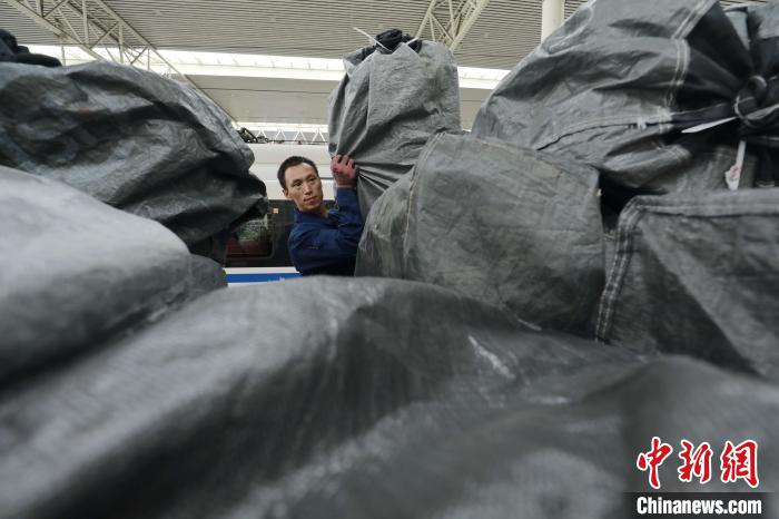 Encomendas expressas de duplo 11 s?o transportadas por trem-bala