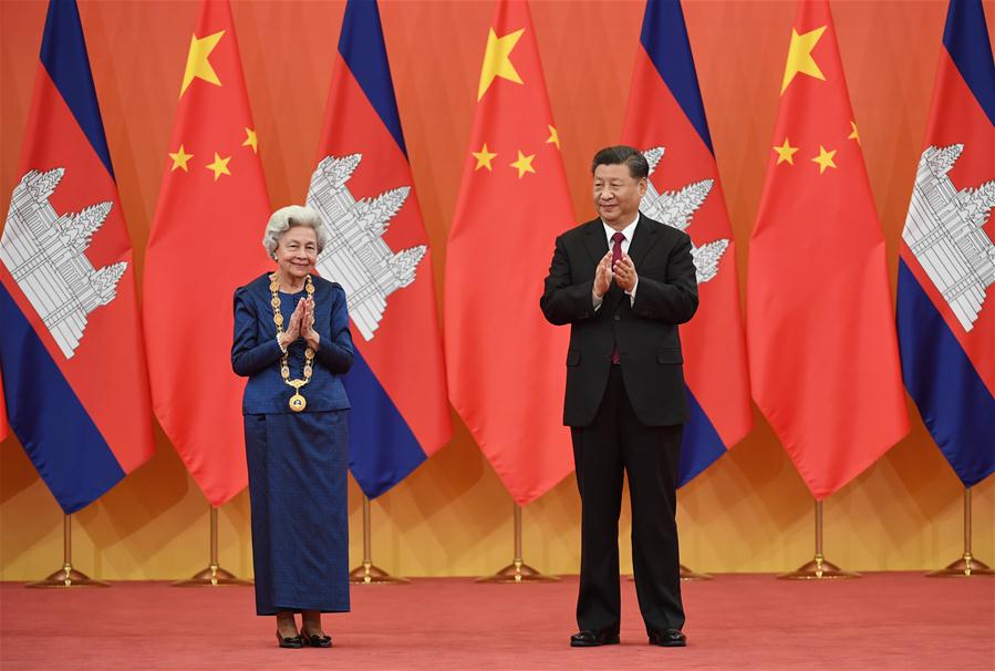 Xi concede medalha de amizade à rainha-m?e cambojana