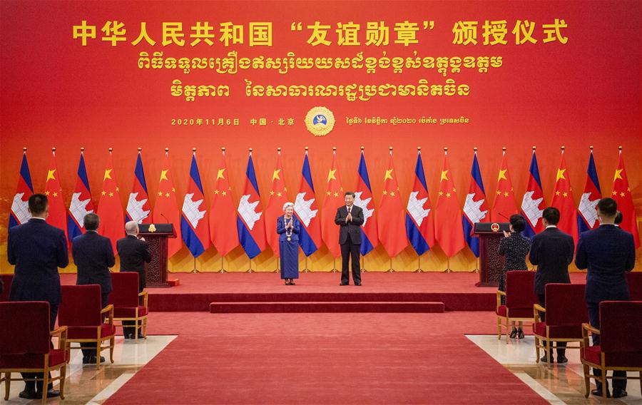 Xi concede medalha de amizade à rainha-m?e cambojana