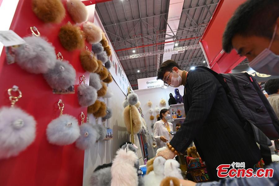 Produtos de l? de alpaca do Peru impressionam visitantes da 3a Feira Internacional de Importa??o da China 