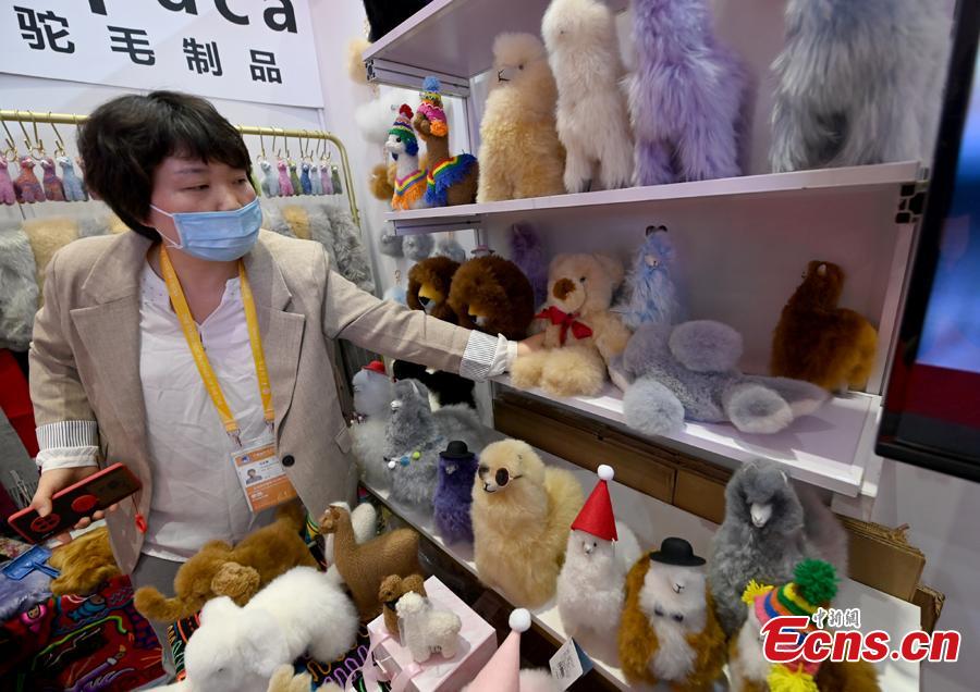 Produtos de l? de alpaca do Peru impressionam visitantes da 3a Feira Internacional de Importa??o da China 
