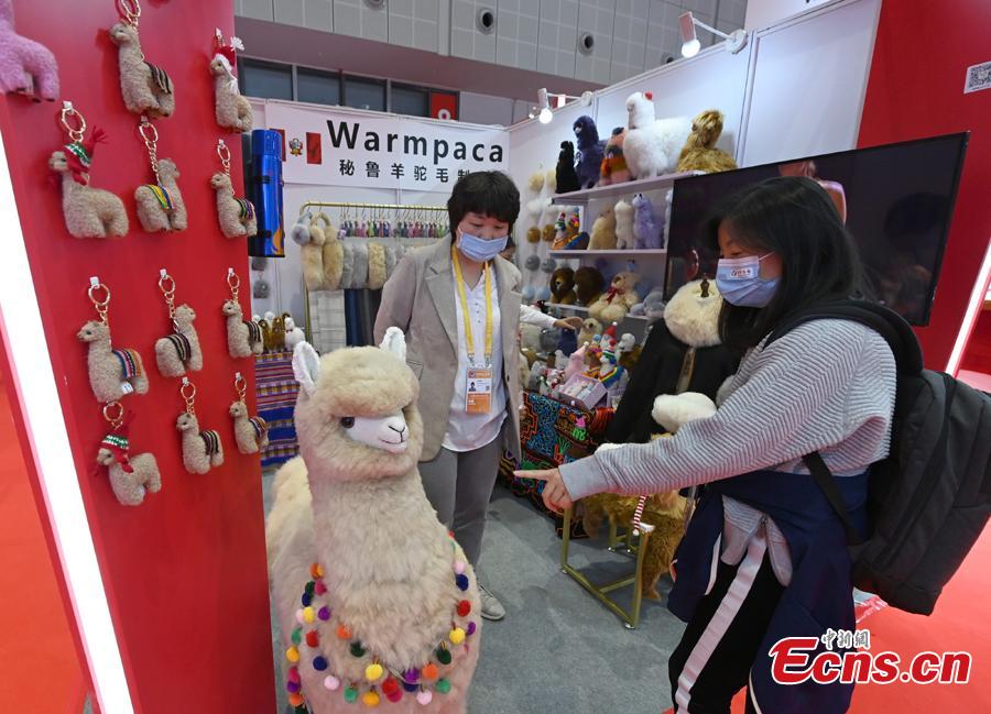 Produtos de l? de alpaca do Peru impressionam visitantes da 3a Feira Internacional de Importa??o da China 