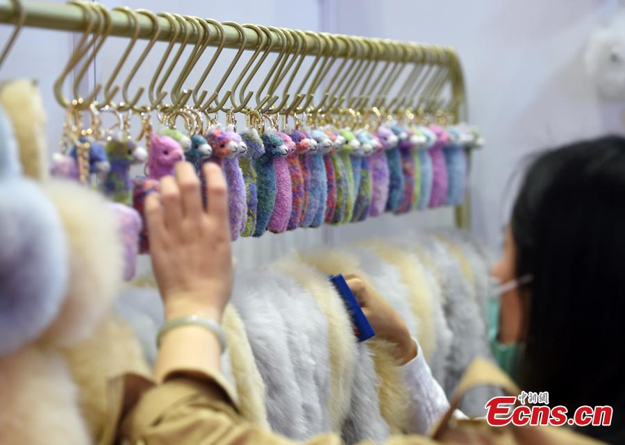 Produtos de l? de alpaca do Peru impressionam visitantes da 3a Feira Internacional de Importa??o da China 