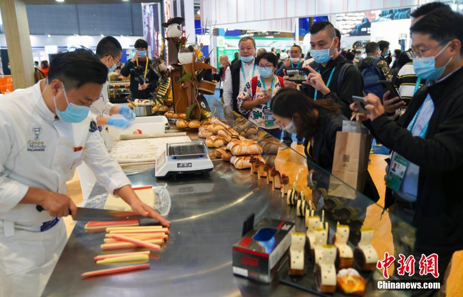 Feira Internacional de Importa??o da China: toque artístico na confe??o de p?es atrai aten??o dos visitantes