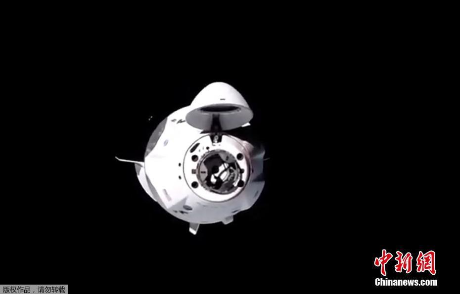 Cápsula Crew Dragon da SpaceX realiza acoplamento na Esta??o Espacial Internacional