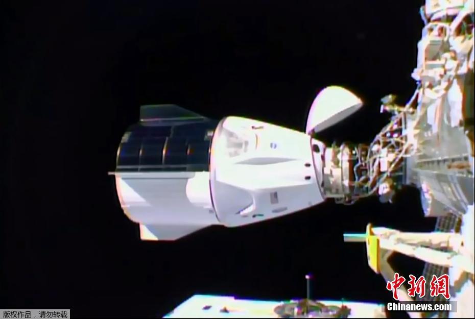 Cápsula Crew Dragon da SpaceX realiza acoplamento na Esta??o Espacial Internacional