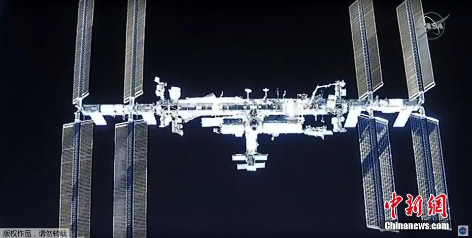 Cápsula Crew Dragon da SpaceX realiza acoplamento na Esta??o Espacial Internacional