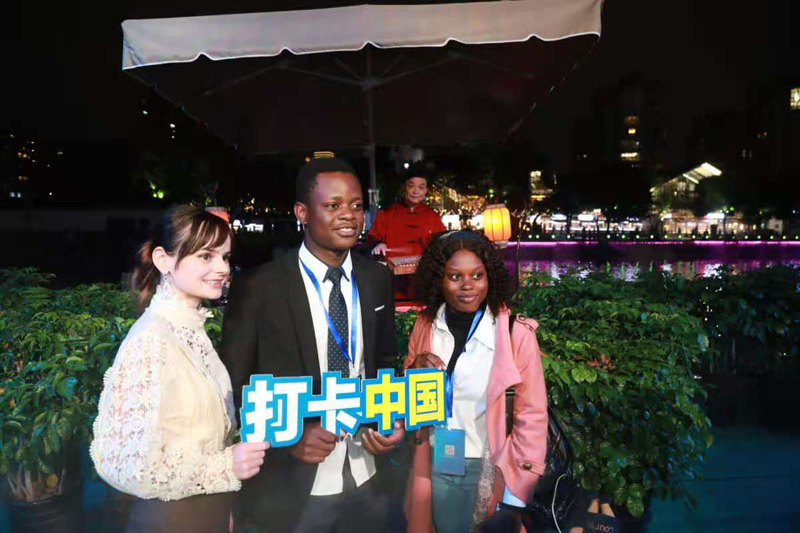 Wenzhou: streamers internacionais fazem um passeio noturno de barco no rio Tang