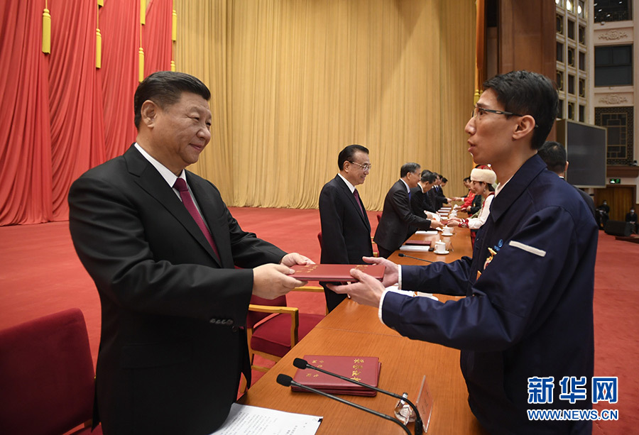 Xi pede à classe trabalhadora que empreenda novos e históricos esfor?os para moderniza??o da China