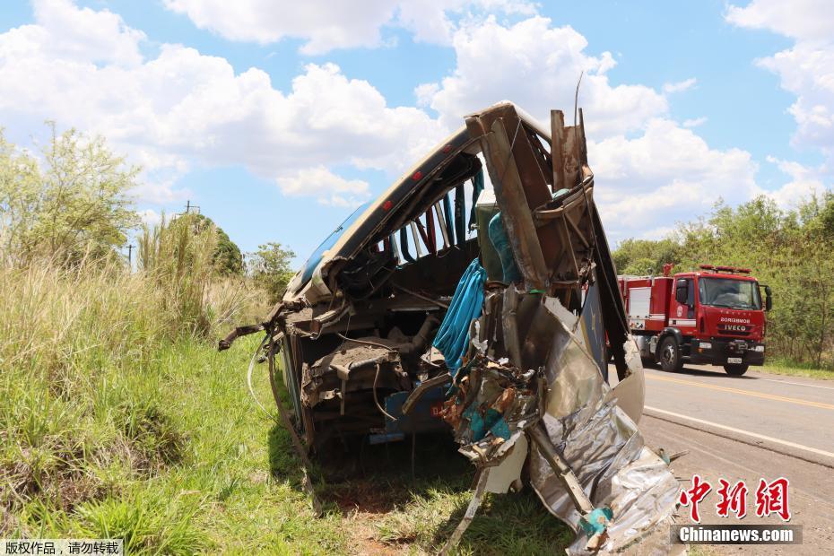 Acidente entre ?nibus e carreta deixa 41 mortos em S?o Paulo