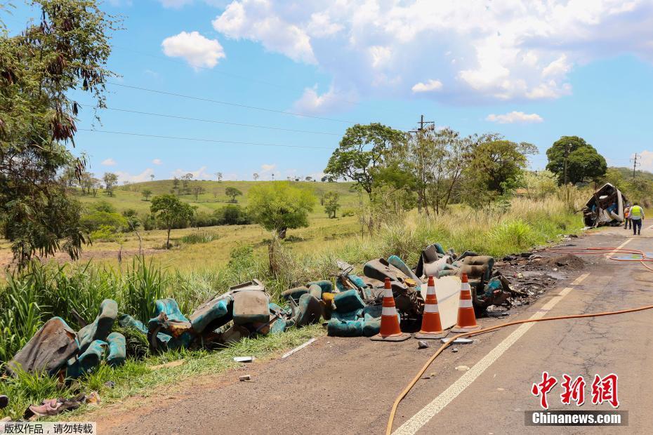 Acidente entre ?nibus e carreta deixa 41 mortos em S?o Paulo