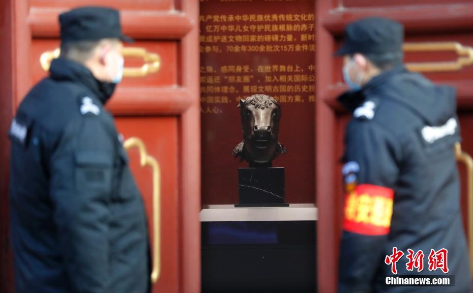 Estátua de cabe?a de cavalo retorna ao Antigo Palácio de Ver?o 